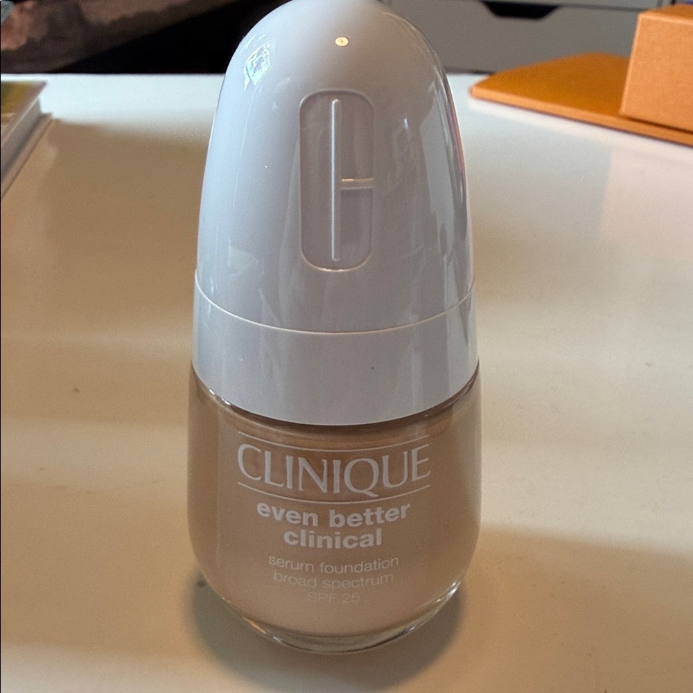 Clinique Even Better Clinical Foundation - CN 10